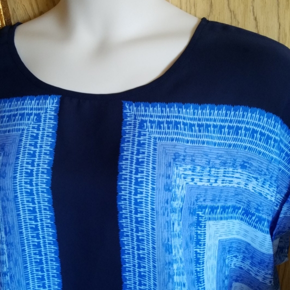 Beautiful semi sheer blouse geometric print in shades of blue - Picture 3 of 6
